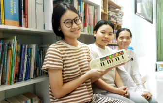 Cây đàn đồ chơi tuổi thơ