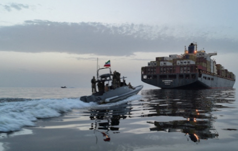 Iran nói đã bắn tên lửa trúng 2 tàu chiến Mỹ khi đang tiến vào eo biển Hormuz