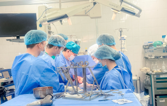 Mổ khẩn trong đêm, cứu sống người đàn ông bị thủng tim