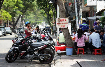 TPHCM sẽ nghiên cứu bố trí khu vực kinh doanh cho người bán trên vỉa hè