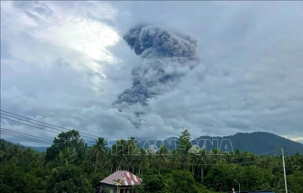 Núi lửa Dukono phun trào tại Indonesia, 20 người mất tích