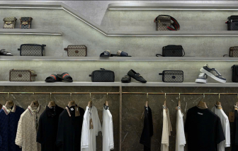 Cửa hàng ở Hà Nội công khai bán sản phẩm nghi giả mạo Gucci, Burberry