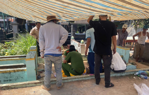 Bé gái hơn 15 tuổi tự vượt cạn, bỏ lại con trong nhà vệ sinh