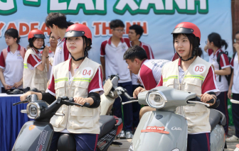 CSGT đến tận trường hướng dẫn lái xe an toàn cho học sinh