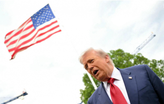 Ông Trump chờ phản hồi từ Iran, cảnh báo có thể mở rộng chiến dịch quân sự tại Hormuz