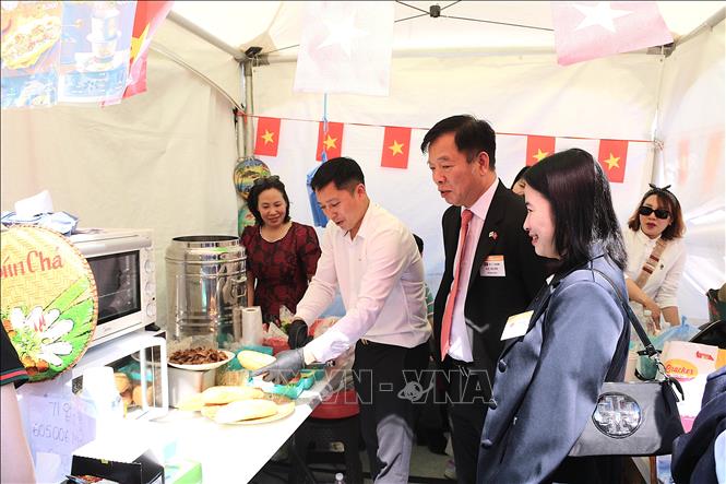 Đại sứ Vũ Hồ tại gian hàng ẩm thực Việt Nam. Ảnh: Khánh Vân/TTXVN tại Hàn Quốc