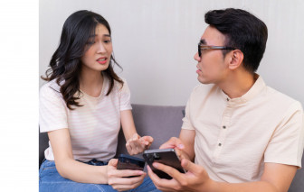 Đi bên em, bạn trai toàn kể về người cũ