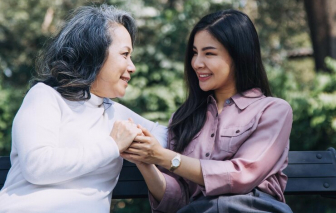 Hãy kiên nhẫn yêu thương mẹ già