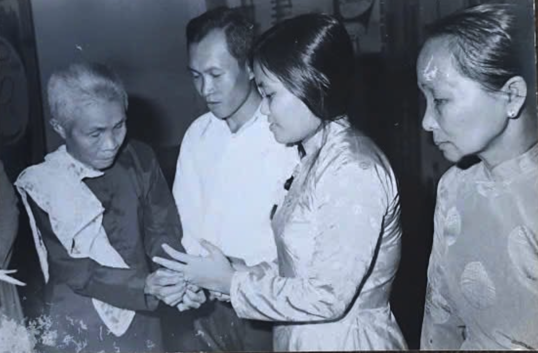 Ông Trương Thanh Danh và bà Lê Tú Cẩm nhận quà cưới của gia đình hai bên trong đám cưới tổ chức ngày 10/11/1975