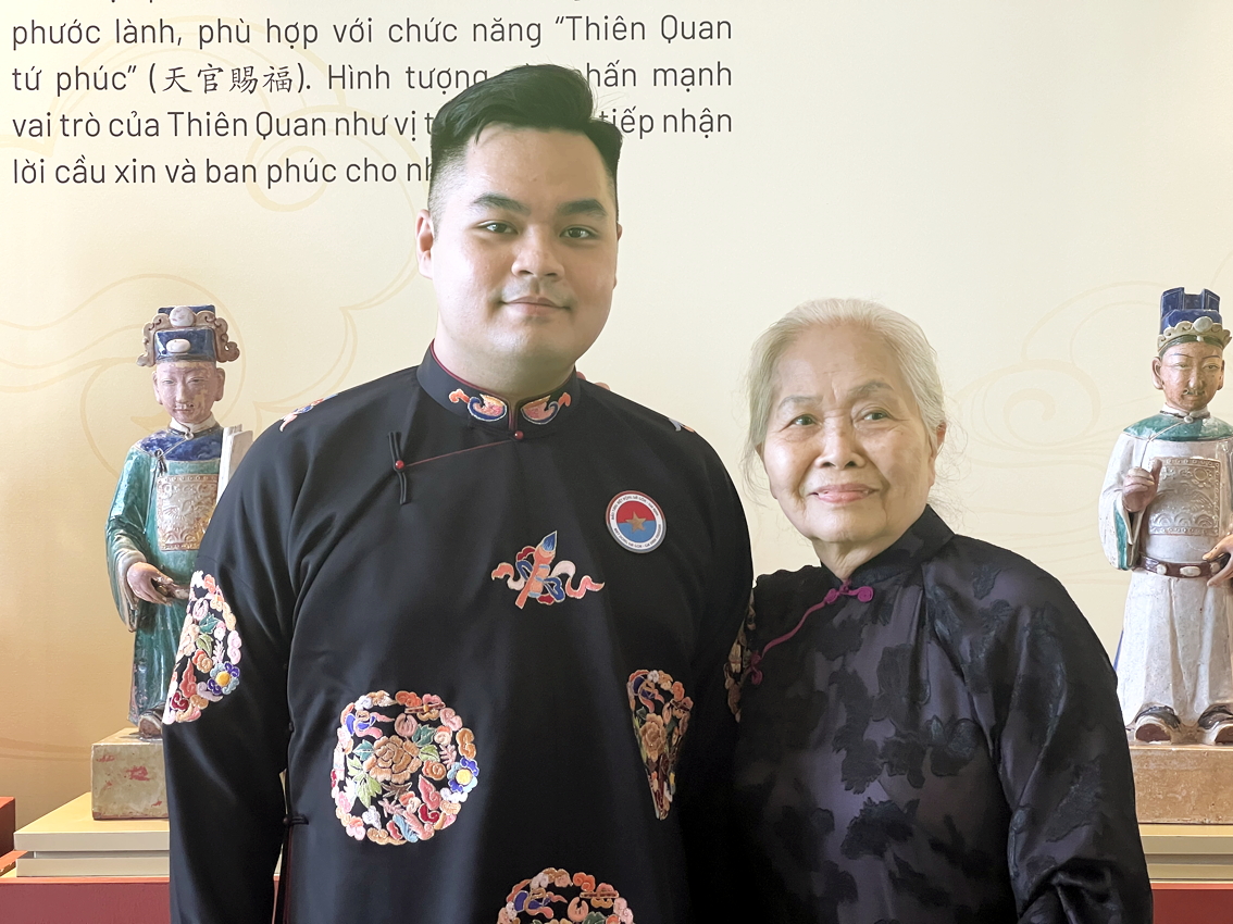 Bà Lê Tú Cẩm - Chủ tịch Hội Di sản Văn hóa TPHCM - tại buổi trao chứng nhận 2 bảo vật quốc gia tại TPHCM
