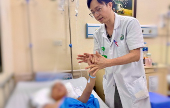 Cứu bé 11 tuổi bị dao bầu cắm vào đầu