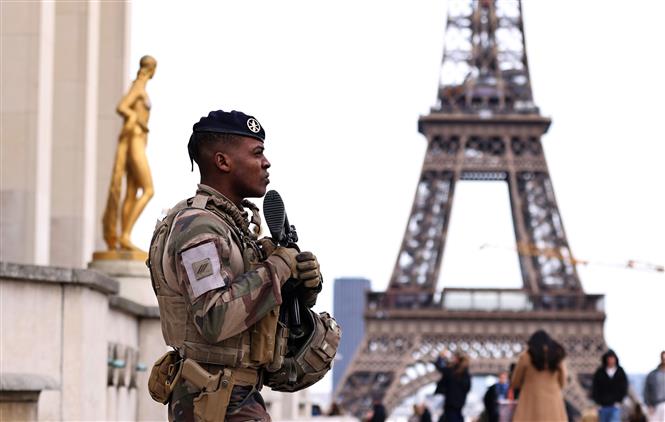 Binh sĩ Pháp tuần tra trên quảng trường Trocadero ở thủ đô Paris. Ảnh tư liệu - minh họa: THX/TTXVN