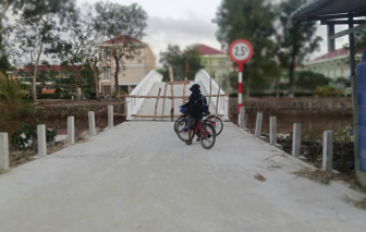 Cầu ở Cà Mau xây xong... rào lại, không cho ai đi