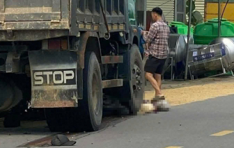 Va chạm với xe tải, 2 mẹ con tử vong thương tâm