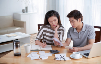 Vợ chồng cùng nhau vượt cú sốc giá vàng