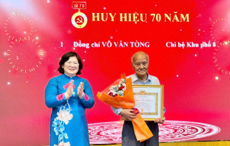 Phường Tân Sơn Nhì trao 34 Huy hiệu Đảng, chăm lo cho các đảng viên khó khăn