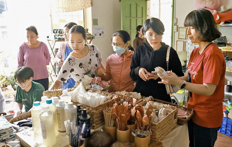 Gom rác về đổi lấy màu xanh