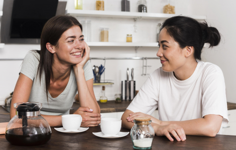 2 người đàn bà và chùm nho mẫu đơn