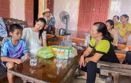 Bé trai nghi bị bạo hành được đưa về sống cùng mẹ ruột