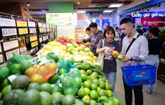 Nắng nóng oi bức, người tiêu dùng đổ xô mua thực phẩm thanh mát