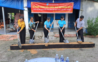 Vợ chồng già khó khăn được hỗ trợ sửa chữa nhà mái ấm tình thương