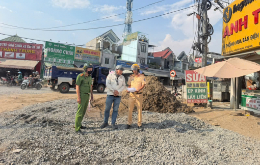 Để đất, đá gây cản trở giao thông, chủ đầu tư dự án cầu Tăng Long bị lập biên bản