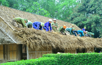 Những bàn tay lưu giữ nét nhà xưa quê Bác