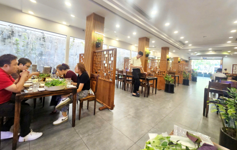 Người tiêu dùng thắt chặt hầu bao, hàng quán vắng teo