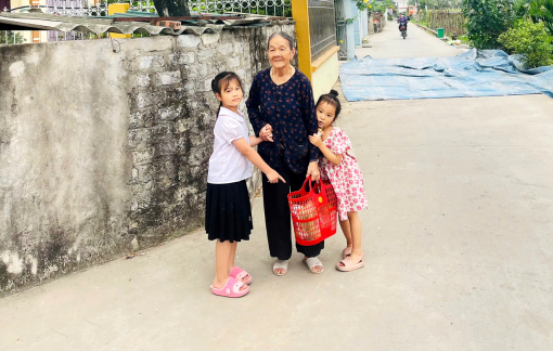 Chiếc làn nhựa chở đầy ký ức
