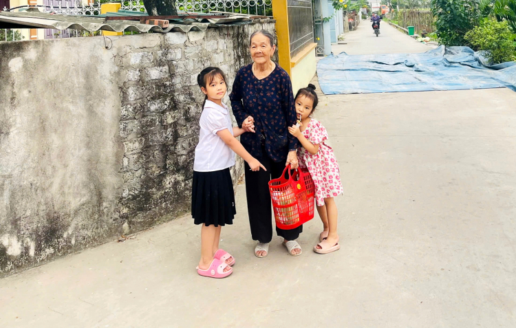 Chiếc làn nhựa chở đầy ký ức