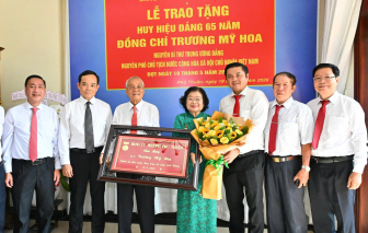 Bí thư Thành ủy TPHCM trao Huy hiệu 65 năm tuổi Đảng cho bà Trương Mỹ Hoa