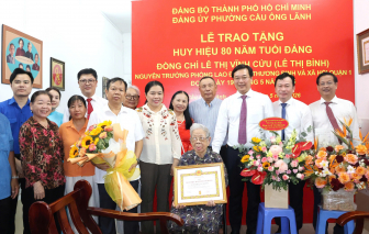 Nữ đảng viên 98 tuổi nhận Huy hiệu 80 năm tuổi Đảng