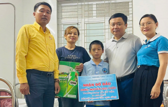 Thầy hiệu trưởng nhận đỡ đầu nam sinh lớp 6 nghi bị cha và mẹ kế bạo hành