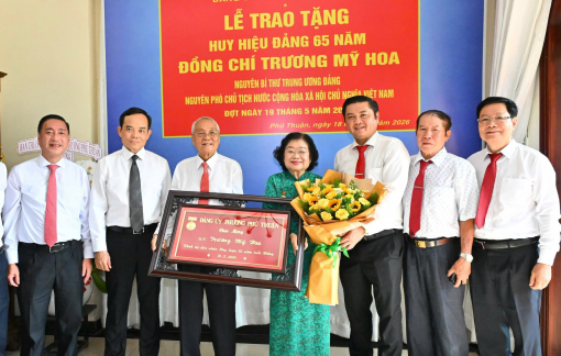 Bí thư Thành ủy TPHCM trao Huy hiệu 65 năm tuổi Đảng cho bà Trương Mỹ Hoa
