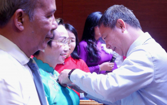 13 đảng viên Đảng bộ các cơ quan Đảng TPHCM được trao Huy hiệu Đảng