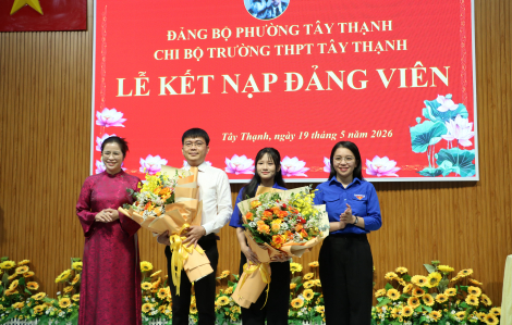 Thầy và trò Trường THPT Tây Thạnh cùng được kết nạp Đảng