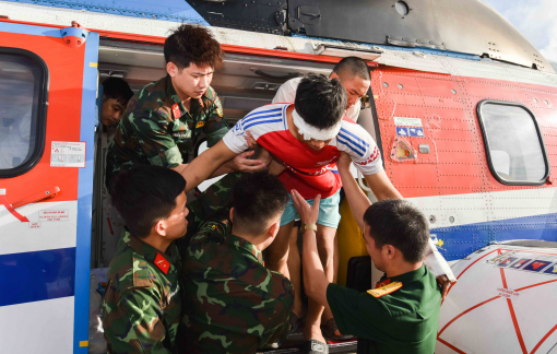 Dùng trực thăng đưa 2 người bệnh nguy kịch về đất liền điều trị