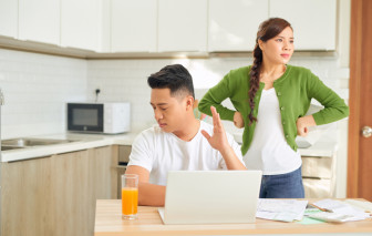 Vợ thích giữ lương chồng nhưng không chăm lo gia đình
