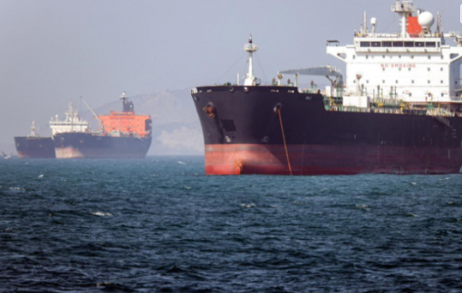 Giá dầu hạ nhiệt khi Iran cho phép gần 10 triệu thùng dầu thô đi qua eo biển Hormuz