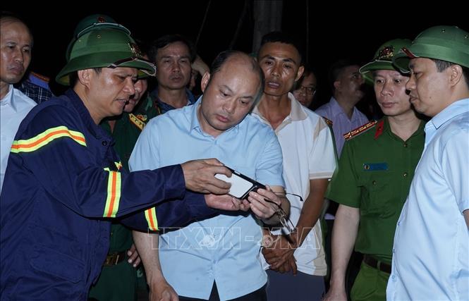 Ngay sau khi xảy ra vụ sạt lở, đồng chí Cao Văn Cường, Phó Chủ tịch UBND tỉnh cùng lực lượng chức năng đã trực tiếp có mặt tại hiện trường để chỉ đạo công tác cứu nạn, cứu hộ. Ảnh TTXVN phát