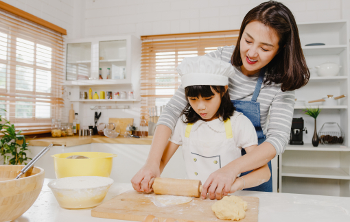 'Mẹ mìn' mới bắt con lo toan bếp núc quá sớm?