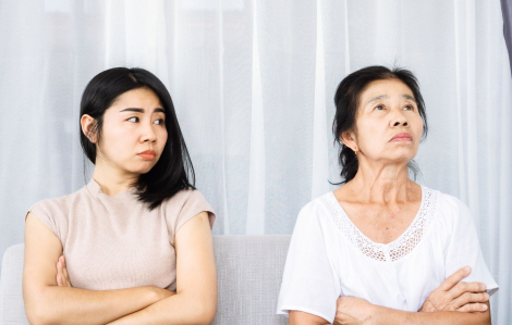 Đi chăm cháu nội, mẹ chồng phải nhìn sắc mặt con dâu để sống