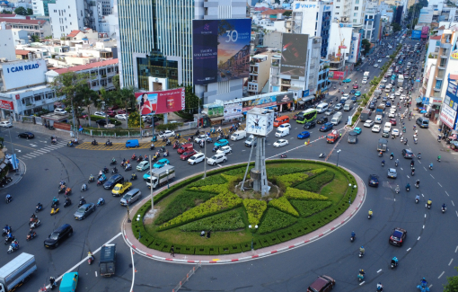 Người dân lúng túng, giao thông ùn ứ trong ngày đầu bỏ lưu thông vòng xoay Điện Biên Phủ
