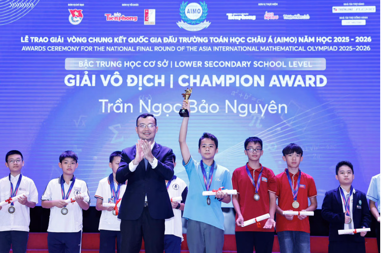 Ban Tổ chức trao giải cho học sinh đạt giải Vô địch. Ảnh: TH