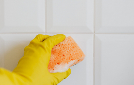Mẹo làm sạch dầu mỡ bám trên tường bếp hiệu quả
