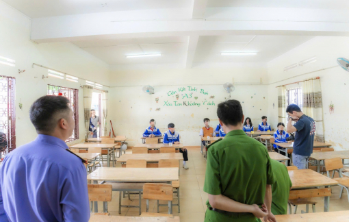 Khởi tố thiếu niên 14 tuổi đánh hội đồng, ép nam sinh lớp Tám đưa tiền ‘bảo kê’