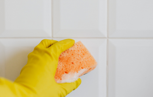 Mẹo làm sạch dầu mỡ bám trên tường bếp hiệu quả