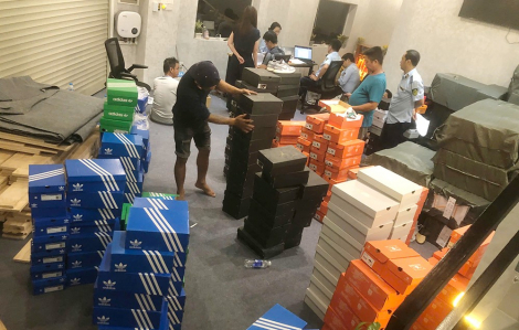 TPHCM liên tiếp triệt phá điểm bán Gucci, Rolex, Nike... giả