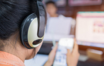 Điều bất ngờ nằm ở chiếc điện thoại