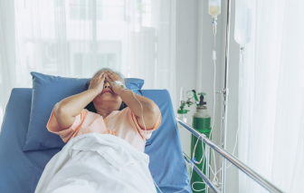 Mẹ già đi viện một mình